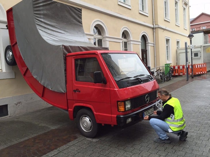 Persona multando la escultura de una persona en Alemania 