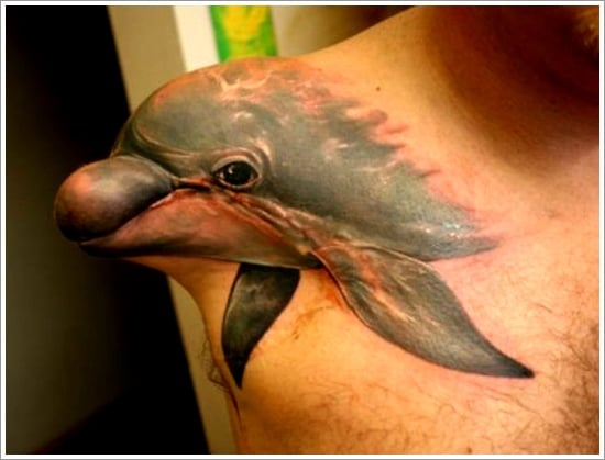 tatuaje de un delfín en el brazo amputado de un hombre 