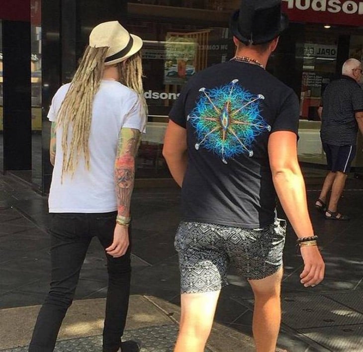 Fail de un chico con sombrero y sus rastas a través del sombrero 