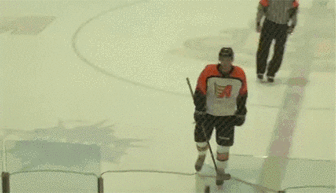 GIF del fail de un jugador de hockey que se cae al salir del campo de juego 