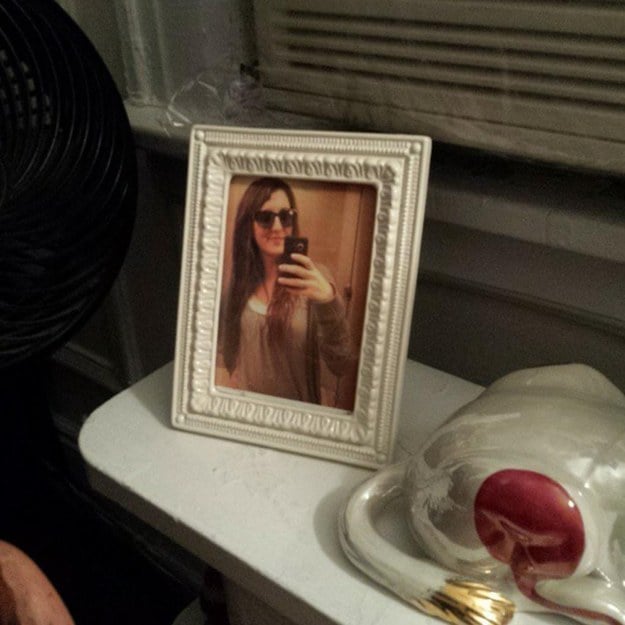 Fail de una chica que coloco su selfie en un porta retratos 