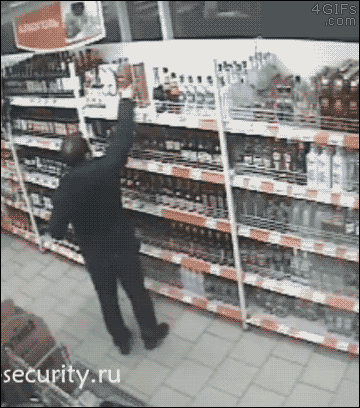 GIF del fail de un hombre que intenta robar unas botellas y se cae al final 