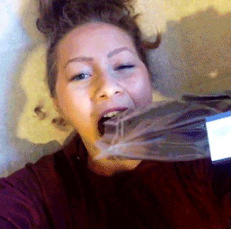 GIF del fail de una chica intentando usar su boca como tazón 