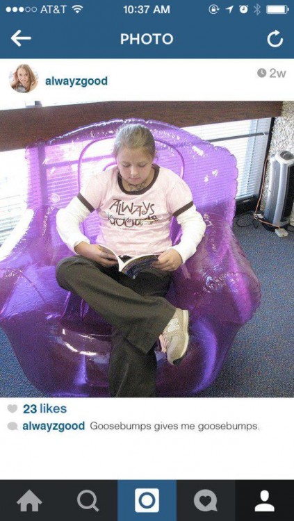 Imagen de instagram de una niña sentada en un sillon inflable transparente 