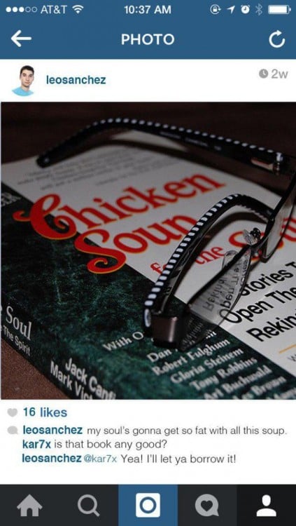 Imagen en instagram de un libro con unos lentes encima de él 