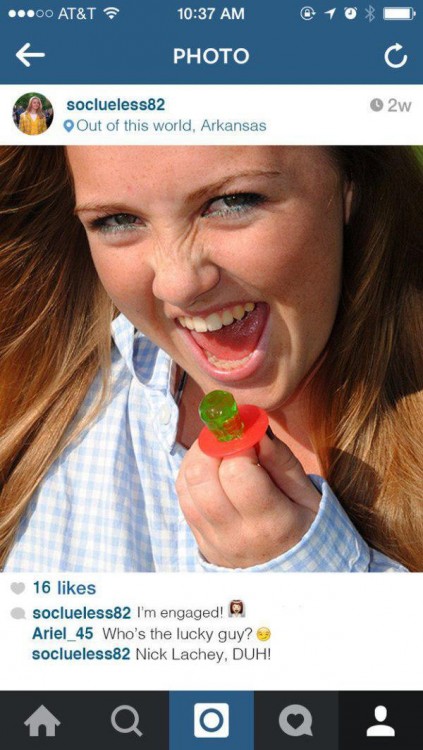 Fotografía de una chica con un ring pop en su dedo 