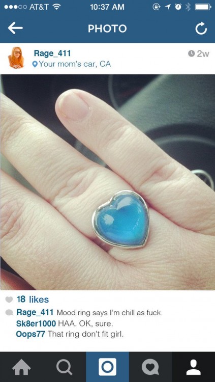 Fotografía de una mano con un anillo del humor en Instagram 