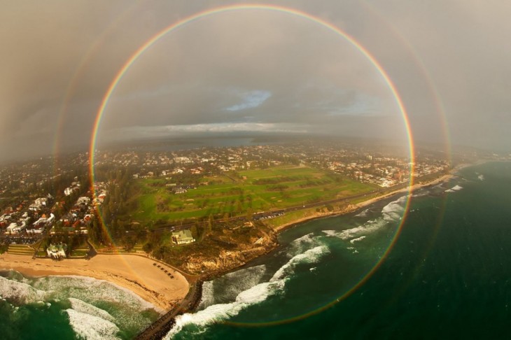 Arcoiris completo tomada desde el vuelo de un avión