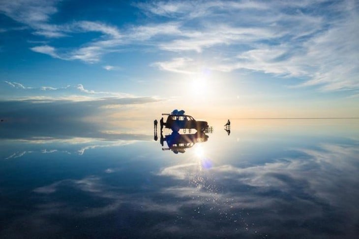 Desierto de sal en el mundo donde esta una camioneta con personas alrededor 