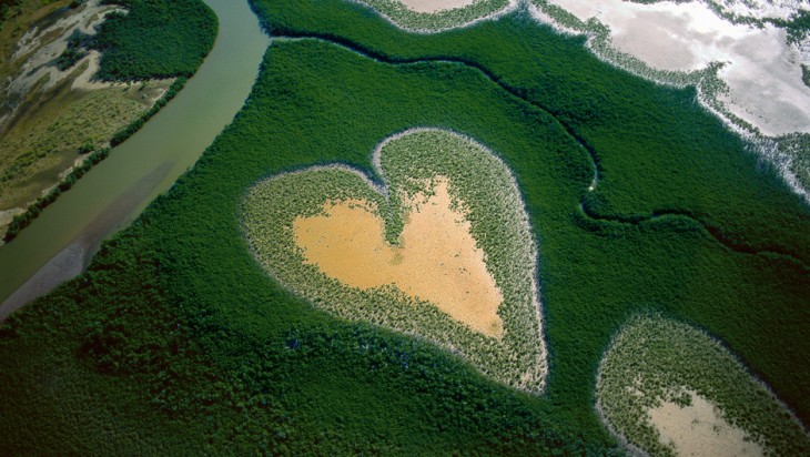 fotografía desde el cielo de unos lagos en forma de corazón 