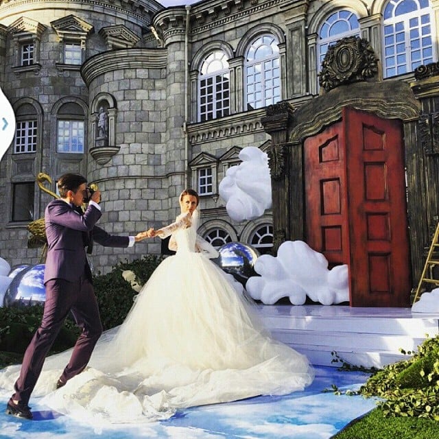 Fotografía del fotógrafo Murada tomando una fotografía a su esposa a punto de entrar a un palacio 