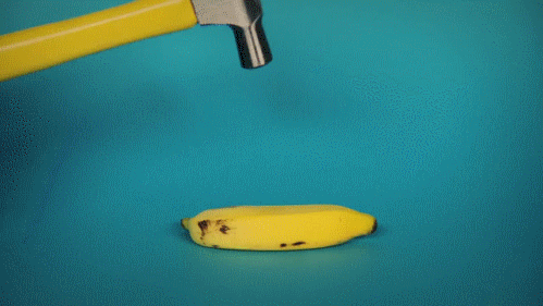 martillo partiendo un plátano en muchas partes 