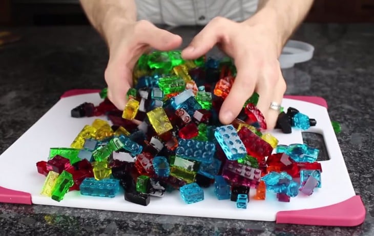 Gomitas con piezas de LEGO en diferentes colores 