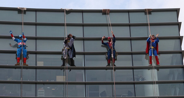 HOMBRES LIMPIANDO EL EDIFICIO