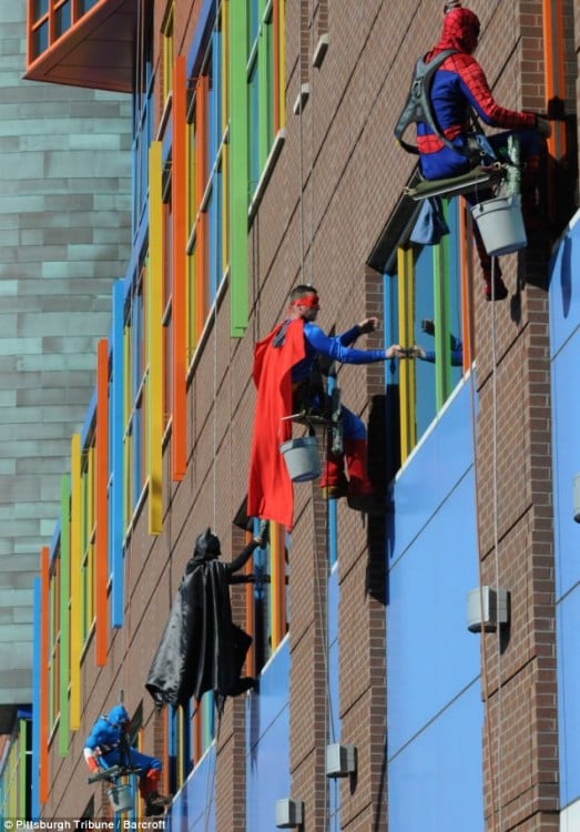 hombres limpiando las ventanas alrededor del mundo