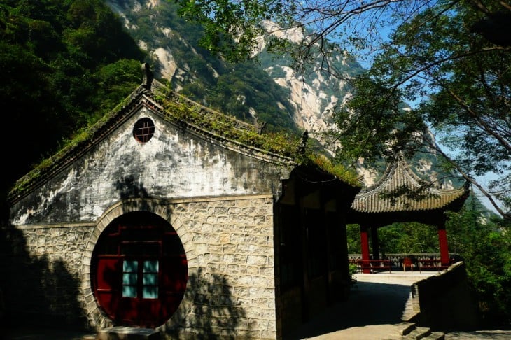 Templo taoista en el monte de Huashan en China 