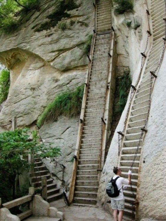 Escaleras al cielo en Huashan el monte más peligroso de China 