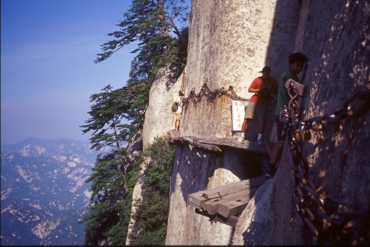 Changong Zhandao camino pegado a una montaña para subir al monte Huashan