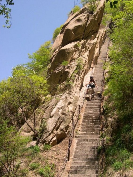 Personas subiendo las escaleras hacia el Monte Huashan 