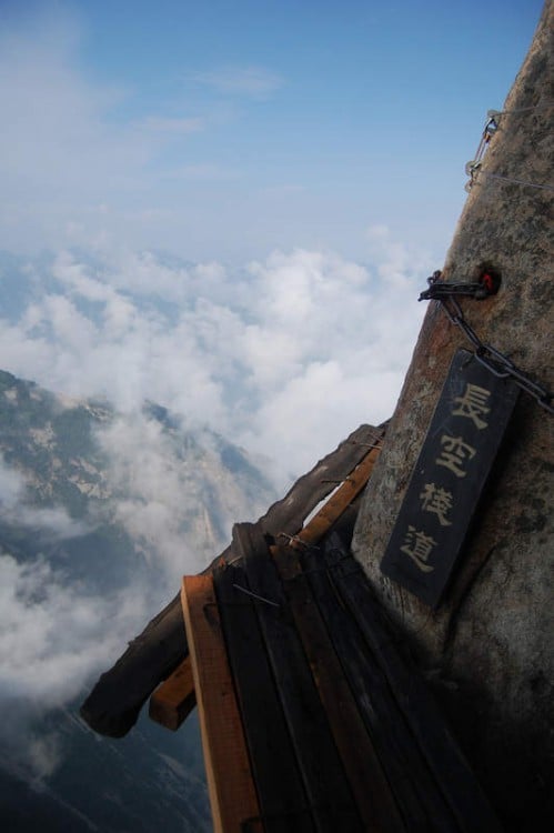 Camino hecho de madera cerca de una montaña para subir a Huashan en China 