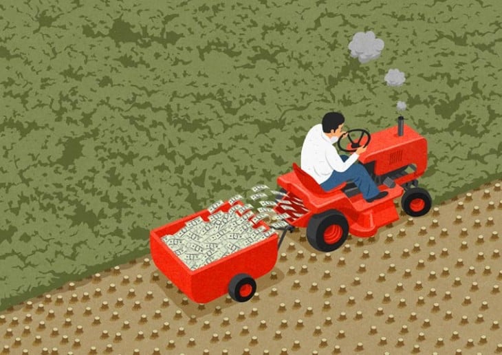 Hombre con un tractor lleno de billetes por el campo 