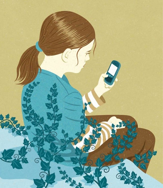 niña con un celular en la mano 