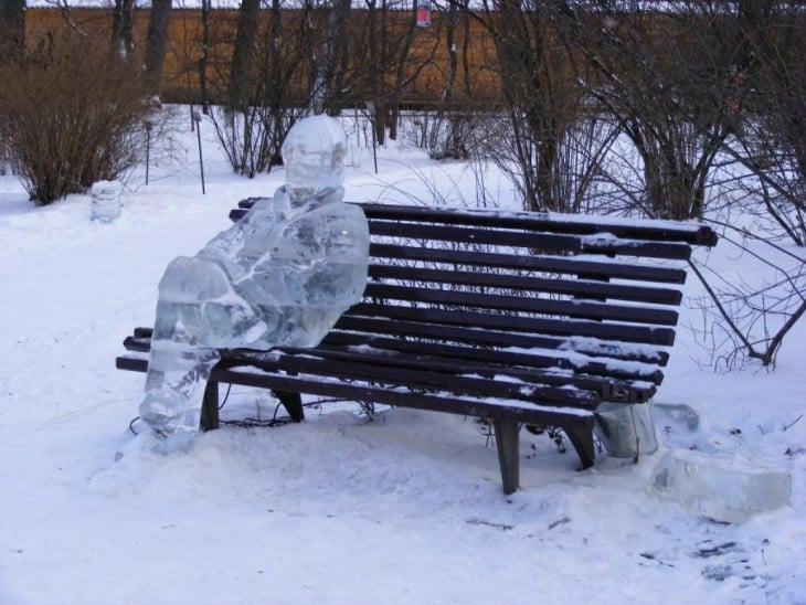 Figura de hielo sobre una banca que pareciera esta hecha con photoshop