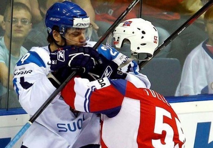 Imagen de un jugador de hockey que parece tener la cabeza invisible 