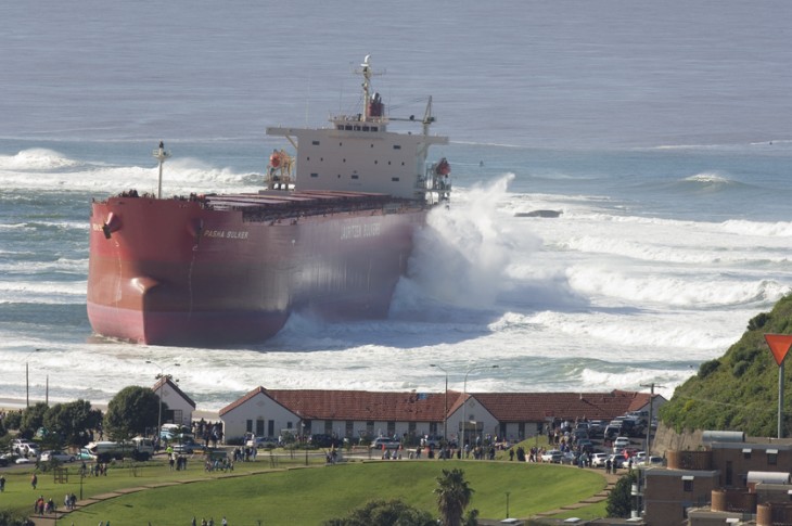 Imagen de un barco a punto de embarcar sobre un pueblo 