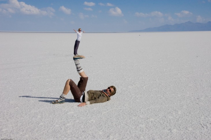 Imagen que simula que un chico sostiene a una mujer en la suela de su zapato (no creerás que no tiene photoshop) 