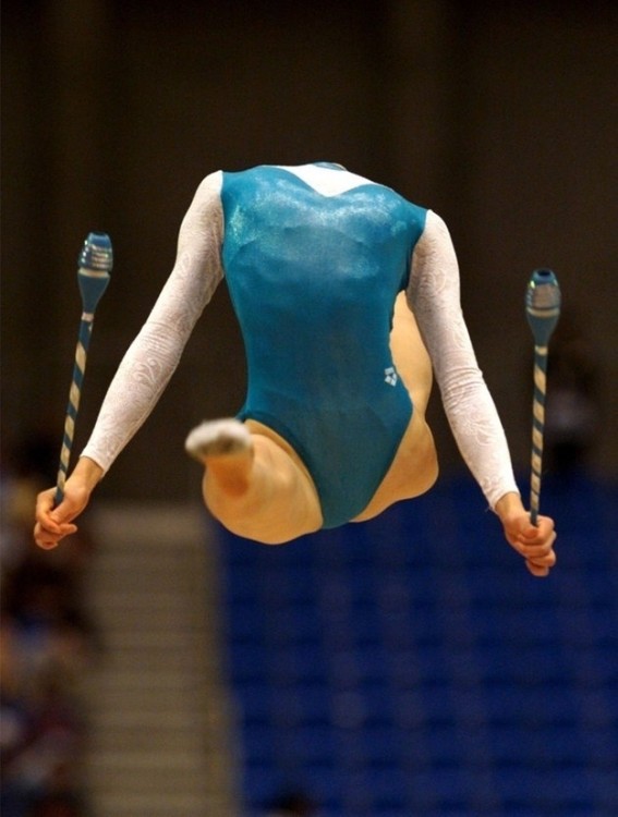 Imagen de una gimnasta en un movimiento que parece no tener cabeza 