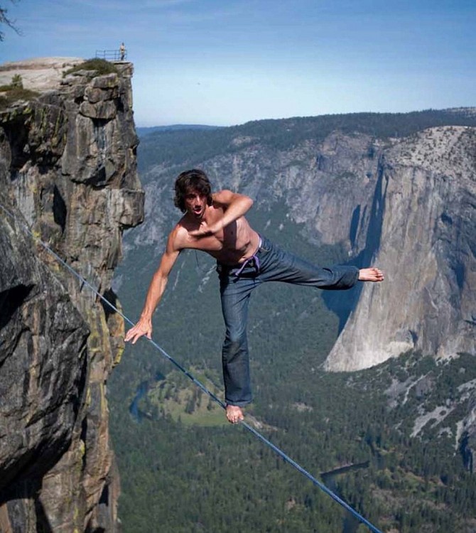 Dean Potter caminando sobre una cuerda floja por una montaña muy alta 