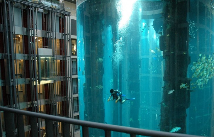 Tanque de buceo en un hotel de Dubai 