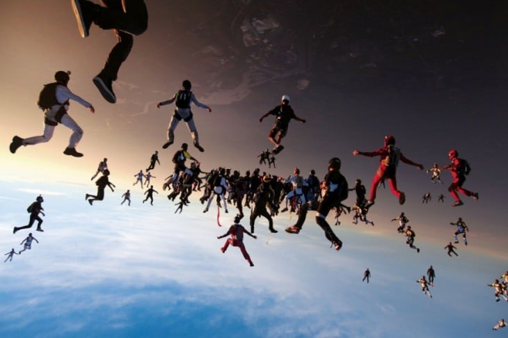 Imágenes de un grupo de paracaidistas en el cielo que pareciera tiene photoshop