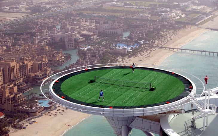 Fotografía de un juego de tenis en un rascacielos de Dubai que pareciera tener photoshop