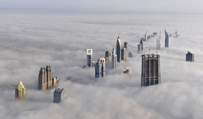 Imagen del horizonte de dubai donde los edificios alcanzan las nubes, pareciera que tiene photoshop