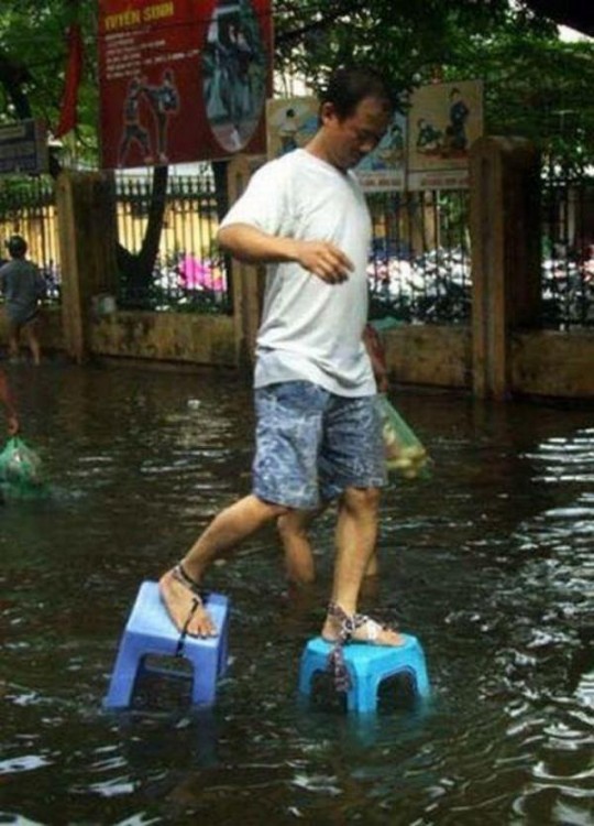 hombre caminando sobre el agua con bancos en los pies