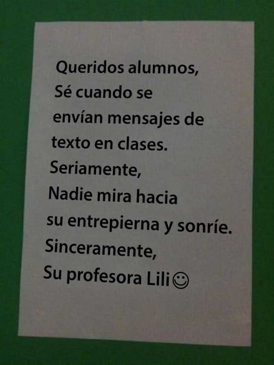 maestra publica poster diciendo que ya sabe que se mensajean en su clase