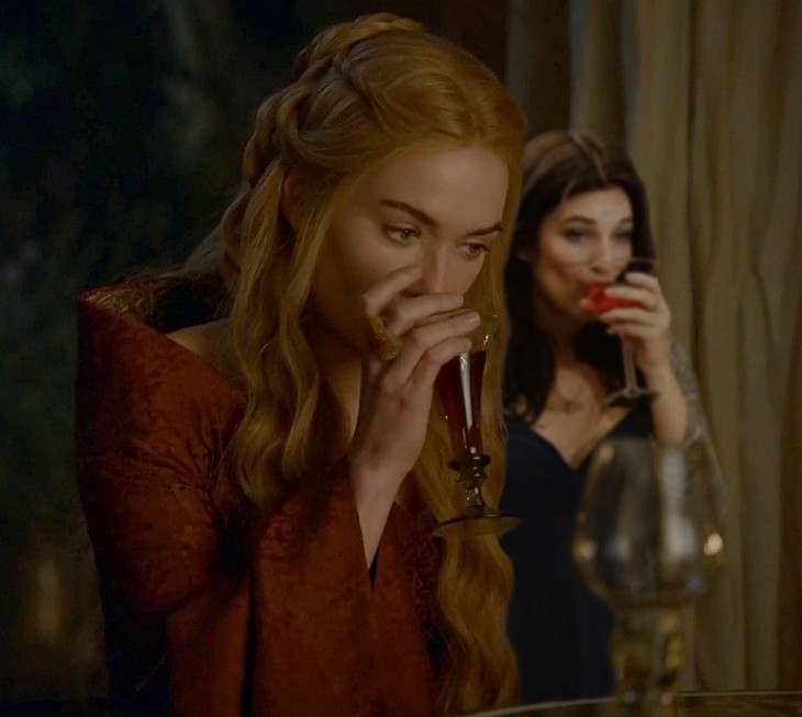 Escena de Game Of Thrones de dos chicas bebiendo de una copa 