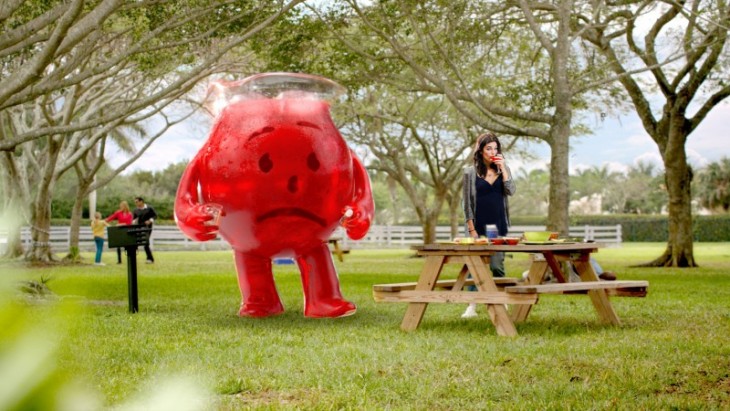 chica bebiendo su martini con una jarra de Kool-Aid a un costado en un jardín 