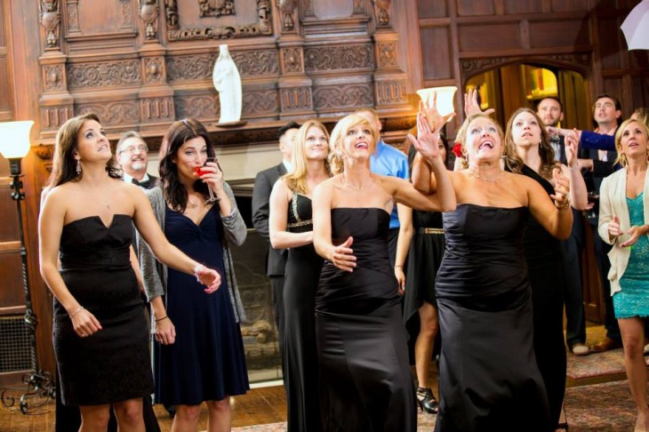 Mujeres esperando a que se aviente el ramo en una boda 