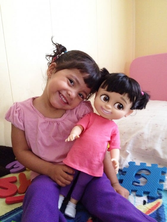 niña disfrazada y vestida igual que su muñeca Boo de Monsters Inc  