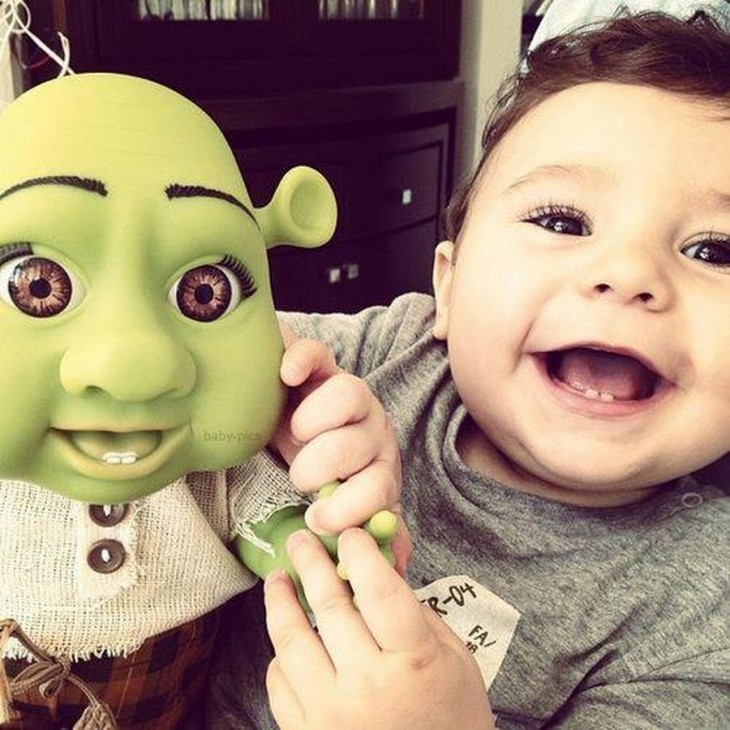 un niño con su muñeco de Shrek