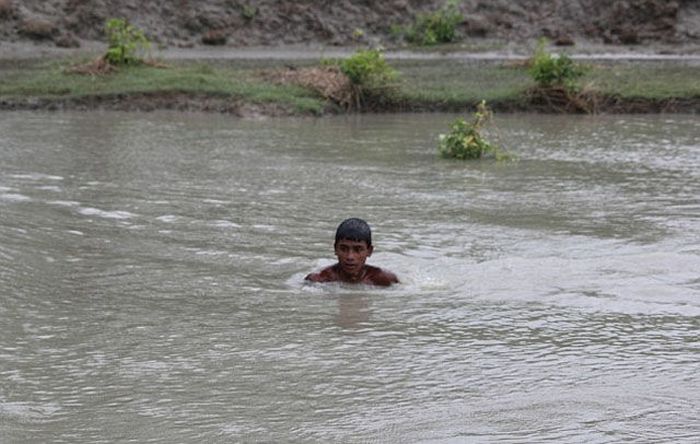 Niño nadando dentro de un río 