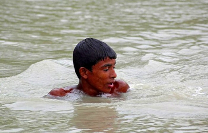 Niño salvó a un pequeño ciervo de morir ahogado en un río 