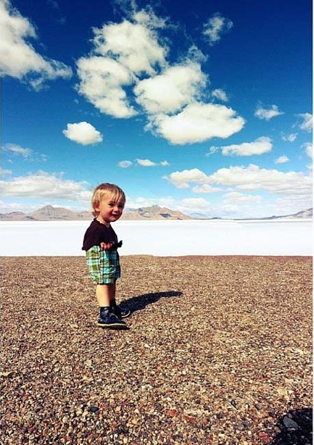 fotografía panorámica que salio terriblemente mal de un niño que no tiene cuerpo 