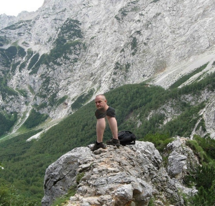 Fotografía panorámica que salio mal donde un chico sólo tiene los chamorros 