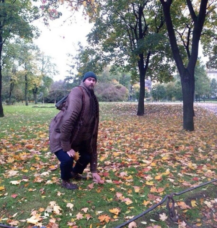 Fotografía panorámica que salio terriblemente mal con un hombre que tiene un cuerpo muy largo