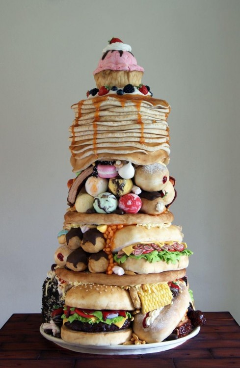 Pastel creativo en forma de torre con diferente comida 