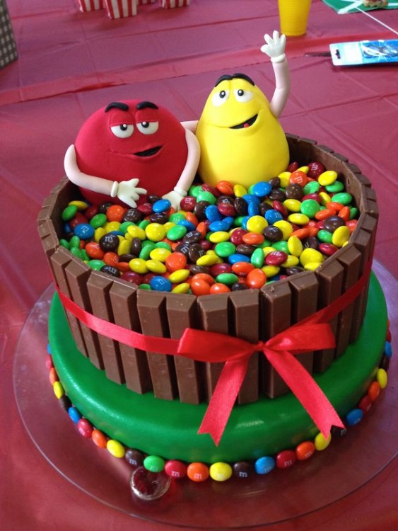 Pastel creativo con piscina y forma de los m & m 